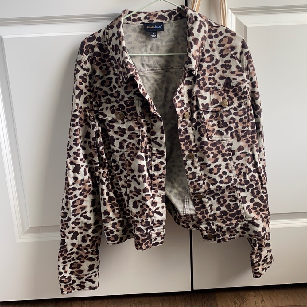 SUPER CUTE cropped cheetah print denim jacket! worn once!